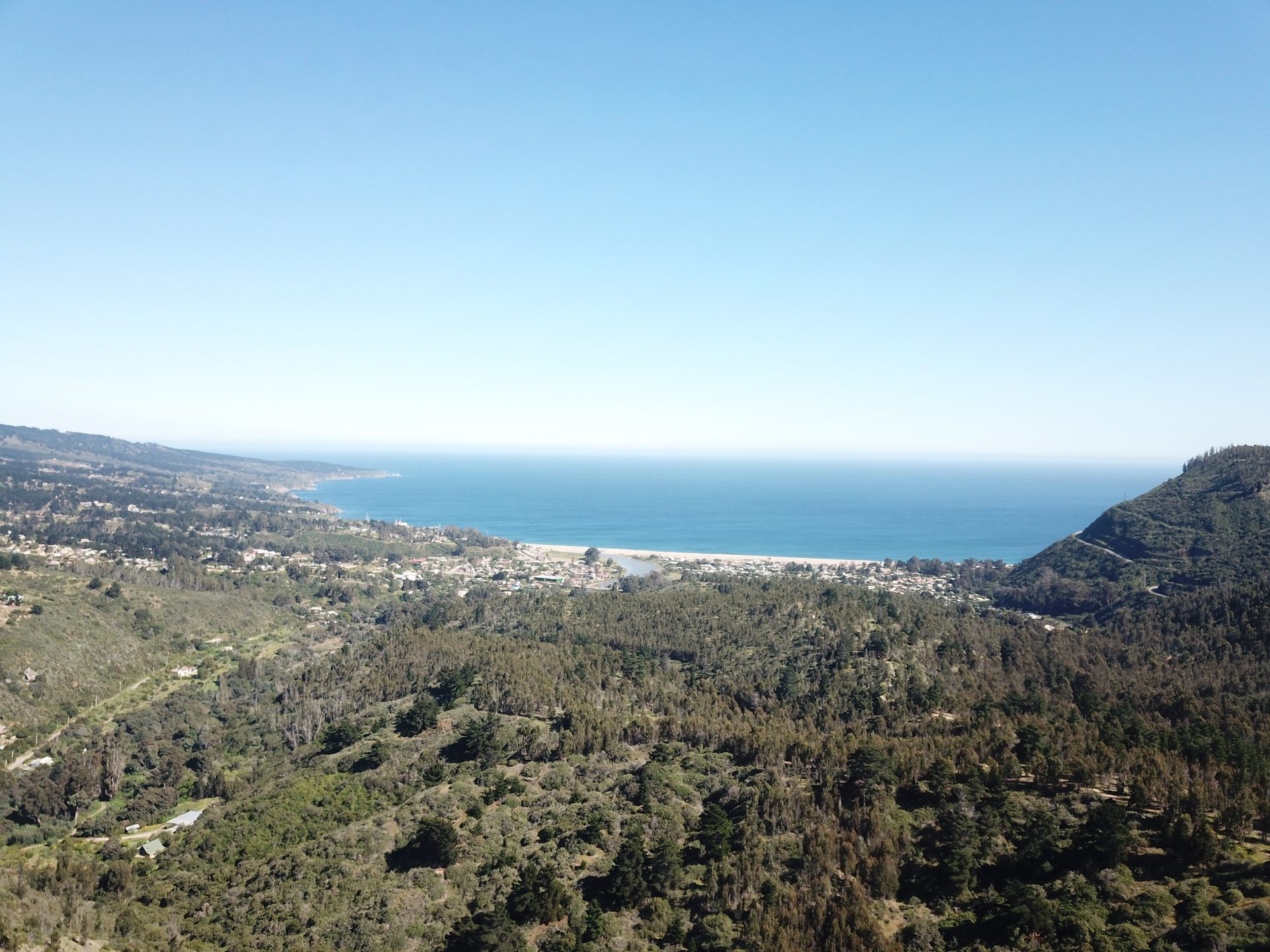 Vista panorámica hacia la costa y el poblado